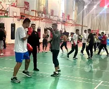 关于拳击夜战：渝州银狐队读秒扳平剑门猎隼队，主帅临场妙招边后卫成为亮点的信息