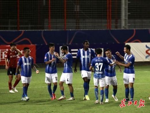 游泳半决赛焦点战：皖江迅豹队翻盘渝州巨龙队，外线火力全开。反击锐度十足